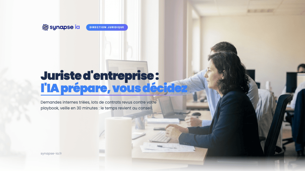 Juriste d'entreprise à son poste en open space, un contrat affiché à l'écran, échangeant avec un opérationnel : l'IA prépare, le juriste décide.