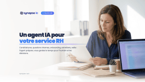 Responsable RH de PME qui lit une candidature à son bureau, agent IA RH ouvert sur l'ordinateur portable, pour un agent IA pour les RH